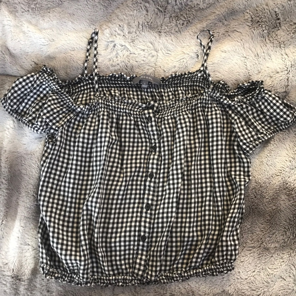 Cute black and white top. Very stretchy!